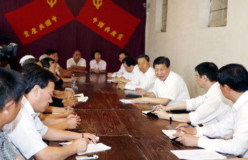 7月11日至12日,中共中央总书记、国家主席、中央军委主席习近平在河北省调研指导党的群众路线教育实践活动。这是习近平在平山县西柏坡九月会议旧址同县乡村干部、老党员和群众代表座谈。