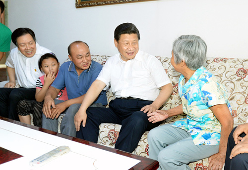 7月11日至12日,中共中央总书记、国家主席、中央军委主席习近平在河北省调研指导党的群众路线教育实践活动。这是在正定县塔元庄村村民解建勇(左三)家,习近平同一家三代围坐一起,详细询问家庭收入怎么样、孩子书读得怎么样、村里的公共服务好不好。