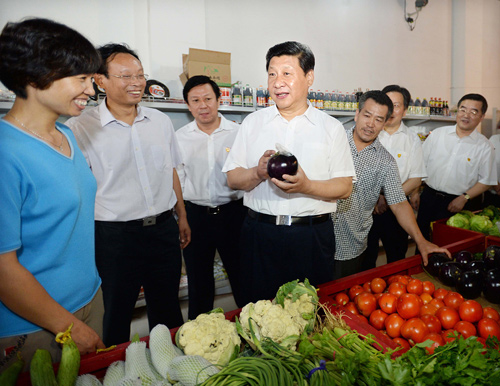 7月11日至12日,中共中央总书记、国家主席、中央军委主席习近平在河北省调研指导党的群众路线教育实践活动。这是习近平在正定县塔元庄村综合超市内同前来购物的群众亲切交流。