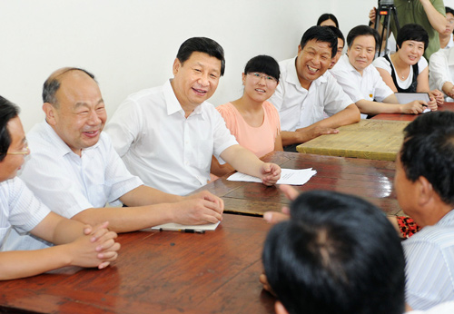 7月11日至12日,中共中央总书记、国家主席、中央军委主席习近平在河北省调研指导党的群众路线教育实践活动。这是习近平在正定县塔元庄村社区综合服务中心看望镇村干部和村民。