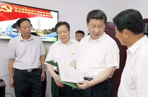 7月11日至12日,中共中央总书记、国家主席、中央军委主席习近平在河北省调研指导党的群众路线教育实践活动。这是习近平在正定县塔元庄村了解村里近年来的发展变化和村党支部、村委会开展工作的情况。