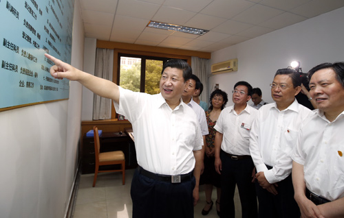 7月11日至12日,中共中央总书记、国家主席、中央军委主席习近平在河北省调研指导党的群众路线教育实践活动。这是习近平在河北省民政厅了解机关开展教育实践活动和改进服务的情况。