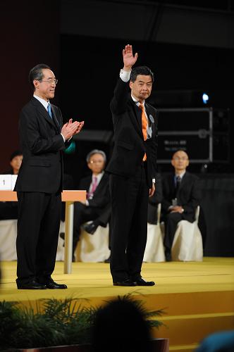 3月25日,现年57岁的梁振英(右)胜出后挥手致意。新华社记者 吕小炜 摄