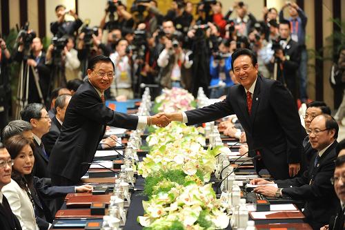 4月26日上午,海峡两岸关系协会会长陈云林与海峡交流基金会董事长江丙坤在南京举行会谈。这是两会恢复协商后领导人第三次会谈。 新华社记者 韩瑜庆摄