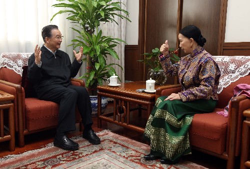 2月14日,国务院总理温家宝邀请著名傣族舞蹈表演艺术家刀美兰到中南海总理办公室做客,与她一起探讨如何更好地传承和发扬光大少数民族文化艺术。新华社记者 姚大伟 摄