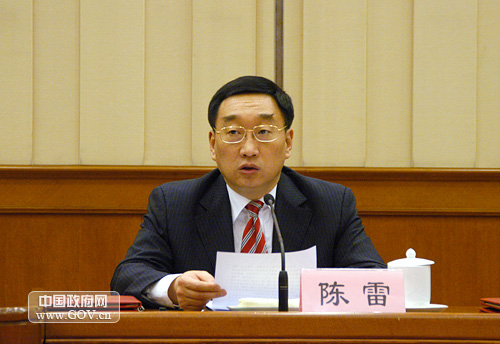 2007年12月7日(星期五)15时,全国防汛抗旱总结表彰会在人民大会堂举行。图为国家防总副总指挥、水利部部长陈雷主持会议。(中国政府网 陈竞超 摄)