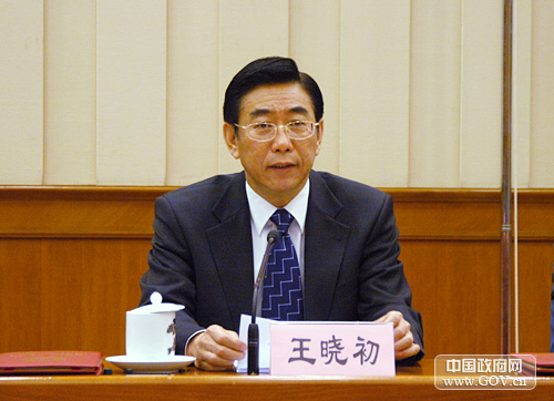2007年12月7日(星期五)15时,全国防汛抗旱总结表彰会在人民大会堂举行。图为人事部副部长王晓初宣读表彰决定。(中国政府网 陈竞超 摄)