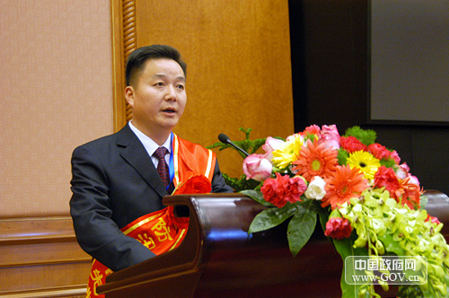 2007年12月7日(星期五)15时,全国防汛抗旱总结表彰会在人民大会堂举行。图为全国防汛抗旱先进集体、湖南省民兵舟桥团团长周仁友发言。(中国政府网 陈竞超 摄)
