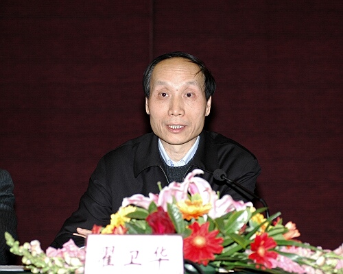 2007年12月25日下午15时,全国县(市)、乡(镇)、村级干部国土资源法律知识宣传教育培训活动电视电话会议在京召开。中国政府网对会议进行图文直播。 图为中宣部副部长翟卫华讲话。 中国政府网 郭小天摄