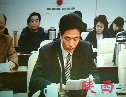 2月26日15时,国务院城镇居民基本医疗保险扩大试点工作电视电话会议在国务院小礼堂召开。中国政府网进行现场直播。图为陕西省宝鸡市副市长戴征社在分会场发言。(中国政府网 陈竞超 摄)