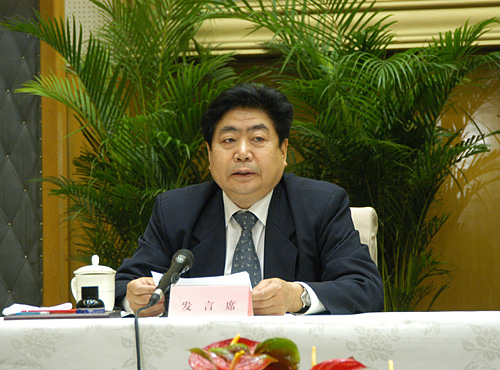 2月26日15时,国务院城镇居民基本医疗保险扩大试点工作电视电话会议在国务院小礼堂召开。中国政府网进行现场直播。图为国务院城镇居民基本医疗保险试点评估专家组组长王东进作评估报告。(中国政府网 陈竞超 摄)