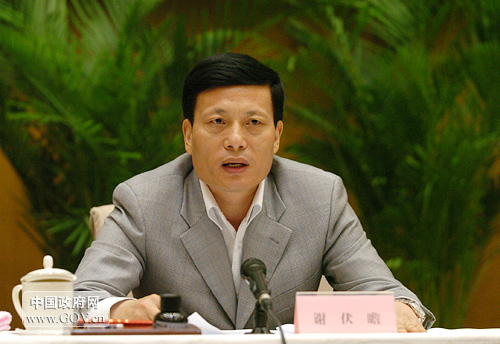 2008年5月12日10时,第二次全国经济普查电视电话会议在国务院小礼堂举行。图为统计局局长谢伏瞻汇报第二次全国经济普查准备工作进展情况和下一步工作安排。(中国政府网 陈竞超 摄)