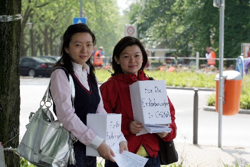 5月16日,德国波鸿的中国留学生在波鸿鲁尔会议中心外为四川地震灾民募捐。当日,近百名中国留学生和当地华侨社团成员在波鸿为中国地震灾民举行募捐活动。 新华社记者 王勍 摄