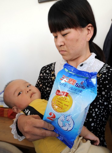 调查初步认定:三鹿“问题奶粉”为不法分子在原奶收购中添加三聚氰胺所致 9月12日,石家庄市民顾世艳抱着做过肾结石手术的孩子到三鹿集团了解情况。她说孩子一直吃三鹿婴幼儿配方奶粉,在两个月前刚做了一侧的肾结石手术。 当日,记者从河北省石家庄市政府获悉,经调查了解初步认定,石家庄三鹿集团股份有限公司所生产的婴幼儿“问题奶粉”是不法分子在原奶收购过程中添加了三聚氰胺所致。三聚氰胺是一种化工原料,作为添加剂,可以使原奶在掺入清水后,仍然符合收购标准,被不法分子用以增加交奶量获利。 新华社记者 巩志宏 摄