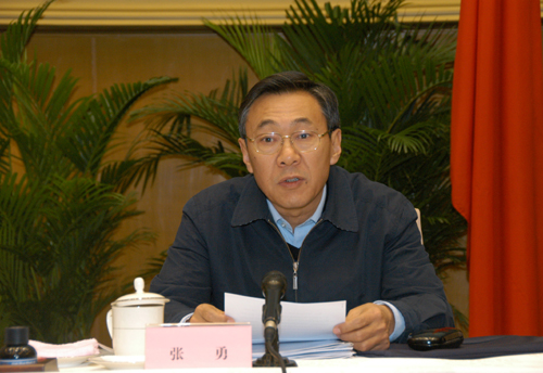 11月18日,全国冬春农田水利基本建设电视电话会议在国务院小礼堂召开。图为国务院副秘书长张勇主持会议。(中国政府网 袁喆 摄)