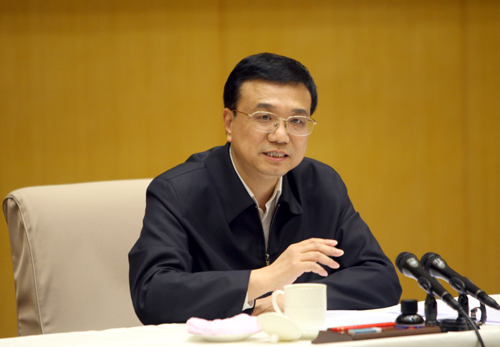 3月25日15时,全国粮食清仓查库工作动员电视电话会议在国务院小礼堂召开。图为中央政治局常委、国务院副总理李克强出席会议并作重要讲话。(新华社记者 兰红光 摄)