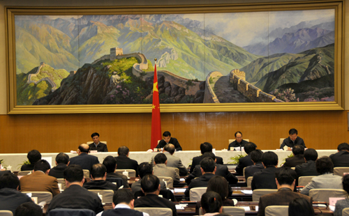 3月25日15时,全国粮食清仓查库工作动员电视电话会议在国务院小礼堂召开。图为电视电话会议主会场。(中国政府网 袁喆 摄)
