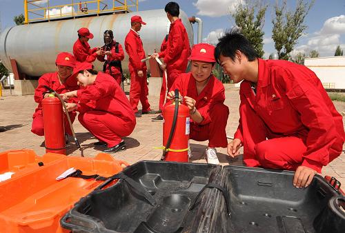 6月12日,中国石油长庆油田采油三厂红井子采油作业区的职工在进行安全应急演练。近日,中国石油长庆油田采油三厂结合全国“安全生产月”活动,开展强化安全保生产工作,采取标准化培训、周安全员制度并进行定期安全应急演练等形式,形成一套系统的安全管理体系,为油田安全生产奠定坚实基础。新华社记者 王鹏 摄