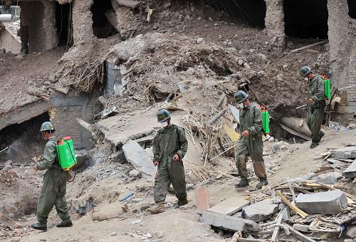 舟曲灾区防疫工作全面启动 8月10日,兰州军区某部防化团官兵在舟曲县泥石流灾害现场进行防疫消毒工作。 甘肃省甘南藏族自治州舟曲县特大泥石流灾害救援工作继续进行,同时灾区卫生防疫、监督工作全面启动,解放军防化兵、当地卫生防疫部门的卫生防疫人员开始在灾区展开全方位的防疫工作。 新华社记者 王鹏 摄
