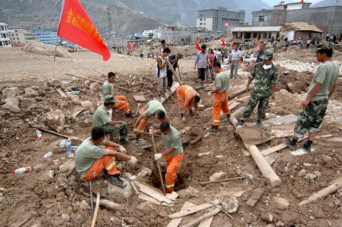 8月10日,救援人员在舟曲县城关乡月圆村实施搜救。新华社记者 聂建江 摄