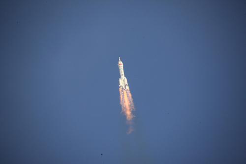 6月16日,长征二号F遥九运载火箭起飞,托举着神舟九号飞船飞向太空。 新华社记者 李刚 摄