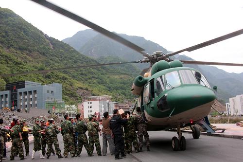 4月24日,成都军区第13集团军某陆航旅直升机把救灾物资运送到灾区宝兴县。新华社记者 李刚 摄