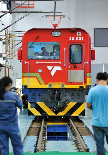 8月20日,出口南非的交流传动货运电力机车在中国南车株洲电力机车有限公司(简称中国南车株机公司)成功下线。新华社记者 龙弘涛 摄