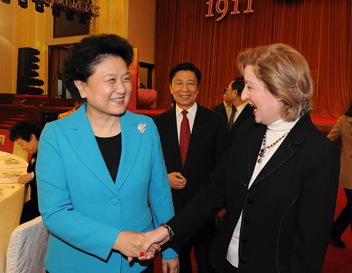 3月6日,中华全国妇女联合会主办的纪念“三八”国际劳动妇女节中外妇女招待会在北京人民大会堂召开。中共中央政治局委员、国务院副总理刘延东,中共中央政治局委员、国家副主席李源潮等出席招待会。 新华社记者何俊昌摄