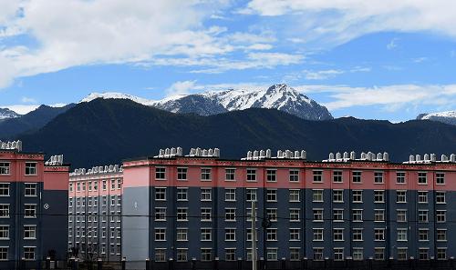 雪山掩映下的云南省迪庆藏族自治州保障性住房小区一景（10月12日摄）。当地积极推进保障性住房建设工作，在香格里拉市郊建设了迪庆州保障性住房小区，让低收入群众受益。记者从云南省民族团结进步示范区建设领导小组办公室了解到，云南今年将整合1300亿元投入到民族地区，系统连片改善到乡到村到户的基础设施、基本公共服务，培育壮大富民产业，着力改善各族群众生产生活条件。云南有25个世居少数民族，少数民族人口达1565万人。云南省近日出台《关于加快建设民族团结进步示范区的实施意见》。根据这份实施意见，云南将以整村、整乡、整县、整州推进和整族帮扶为平台，改善基础设施和基本公共服务，推进公共服务均等化。重点加快395个人口较少民族聚居村的脱贫发展步伐，对987个佤族、拉祜族、傈僳族聚居村进行整村推进，对59个贫困民族乡实施整乡推进。