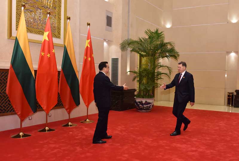 11月25日,中国国务院总理李克强在苏州东山宾馆会见来华出席第四次中国-中东欧国家领导人会晤的立陶宛总理布特克维丘斯。