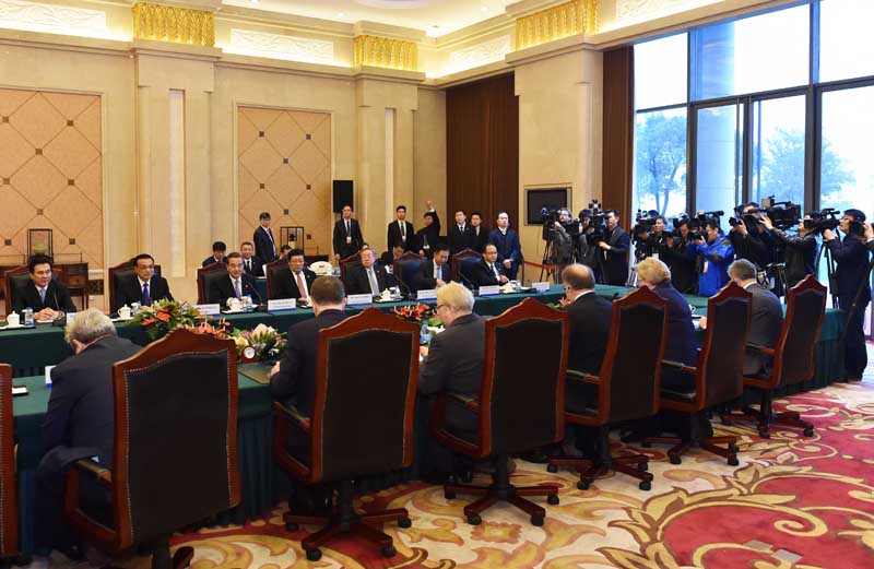 11月25日,中国国务院总理李克强在苏州东山宾馆会见来华出席第四次中国-中东欧国家领导人会晤的立陶宛总理布特克维丘斯。