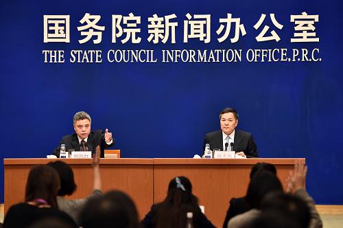 11月26日,商务部副部长钱克明(台上右)介绍中非经贸合作等方面情况,并答记者问。当日,国务院新闻办举行吹风会,请商务部副部长钱克明介绍中非经贸合作等方面情况,并答记者问。经中非双方共同商定,中非合作论坛约翰内斯堡峰会暨第六届部长级会议将于12月初在南非召开。本届峰会是中非合作论坛时隔十年再次举办的第二届峰会,也是论坛峰会首次亮相非洲,将成为中非关系和中非经贸合作史上的重要里程碑。 11月26日,商务部副部长钱克明(台上右)介绍中非经贸合作等方面情况,并答记者问。当日,国务院新闻办举行吹风会,请商务部副部长钱克明介绍中非经贸合作等方面情况,并答记者问。经中非双方共同商定,中非合作论坛约翰内斯堡峰会暨第六届部长级会议将于12月初在南非召开。本届峰会是中非合作论坛时隔十年再次举办的第二届峰会,也是论坛峰会首次亮相非洲,将成为中非关系和中非经贸合作史上的重要里程碑。