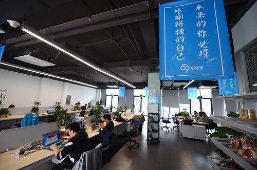 在杭州“梦想小镇”的办公区,一家从事校园生活服务的创业企业员工在工作(10月27日摄)。承载着浙江“大众创业、万众创新”试验田使命的杭州市余杭区“梦想小镇”,从3月28日开园至今已集聚了创业项目380多个、创客4100多名、金融机构90家、资本300多亿元。 在杭州“梦想小镇”的办公区,一家从事校园生活服务的创业企业员工在工作(10月27日摄)。承载着浙江“大众创业、万众创新”试验田使命的杭州市余杭区“梦想小镇”,从3月28日开园至今已集聚了创业项目380多个、创客4100多名、金融机构90家、资本300多亿元。