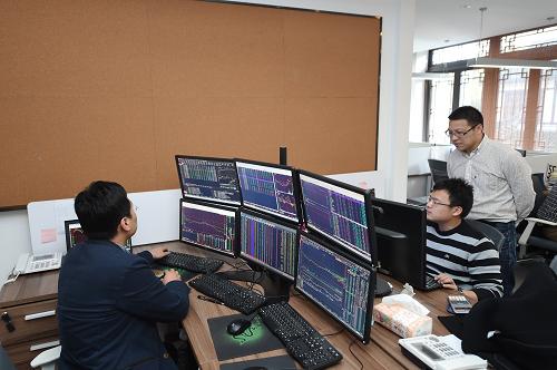 一家入驻杭州玉皇山山南基金小镇的金融投资类企业的员工在办公室关注股市行情(11月26日摄)。截至目前,基金小镇一期、二期区块已累计入驻金融投资类企业308家,管理资产规模超过1800亿元。 一家入驻杭州玉皇山山南基金小镇的金融投资类企业的员工在办公室关注股市行情(11月26日摄)。截至目前,基金小镇一期、二期区块已累计入驻金融投资类企业308家,管理资产规模超过1800亿元。