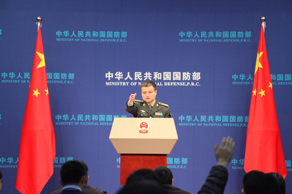 11月27日，杨宇军在新闻发布会上请记者提问。当日，国防部在京召开专题新闻发布会，国防部新闻事务局局长、国防部新闻发言人杨宇军详细解读了深化国防和军队改革的十六个问题。