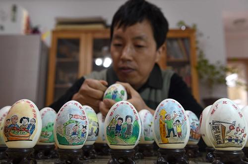 11月28日，在安徽省合肥市瑶海区红光街道仙居苑小区，“庐州蛋雕”非遗传承人王剑在创作民生工程系列蛋雕作品。近日，一批反映基本公共卫生服务、农村饮水安全、棚户区改造、社会养老服务体系建设、义务教育经费保障等20余项安徽民生工程项目的漫画蛋雕作品在合肥市瑶海区亮相。这些有趣的蛋雕作品由合肥“庐州蛋雕”非遗传承人王剑耗时一个多月，在鹅蛋的蛋壳上采用画刻的手法创作而成。温暖的民生工程跃然于蛋壳之上，别具趣味。
