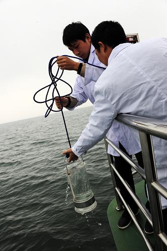 11月27日，南水北调中线渠首环境监测应急中心工作人员在丹江口水库中对江水取样。作为南水北调中线工程的核心水源区和渠首，河南省淅川县境内的水域面积占南水北调源头库区总水面的48.3%，是南水北调水质最重要的护卫者。淅川县把水质保护作为政治责任来抓，在执行中认真贯彻落实“先节水后调水、先治污后通水、先环保后用水”的方针，铁腕治理污染，加强生态建设，确保南水北调中线工程首个调水年度供水水质均符合或优于二类水质标准。2003年开始，淅川县关停并转了338家造纸、冶炼企业，否决了40多个存在污染风险的项目；“壮士断腕”的阵痛为淅川换来了低能耗、低污染、高附加值的项目，汽车零部件、铝加工、新能源产业已见雏形；2007年，淅川县在县城和12个乡镇开始建设污水处理厂；2010年，淅川县成立了渠首环境监测应急中心，实现对库区水质全天候实时监测监控；2014年，淅川县开始建设污泥处理中心，收集处理污水处理厂产生的污泥；此外，淅川县还发动干部群众对荒山和村镇进行绿化，提高森林覆盖率。正是这些年的多措并举，才确保了一池清水北送，而南水北调水源区也成为生态文明建设的新样板。