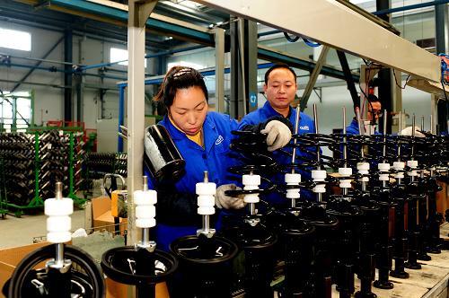 11月27日，工作人员在淅川县汽车减震器厂组装汽车减震器。