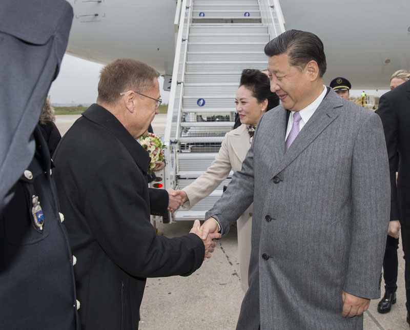 11月29日，国家主席习近平抵达法国首都巴黎，应法兰西共和国总统奥朗德和气候变化巴黎大会主席法比尤斯邀请，出席气候变化巴黎大会开幕活动。这是在巴黎奥利国际机场，习近平和夫人彭丽媛受到法国政府高级官员热情迎接。新华社记者 黄敬文 摄