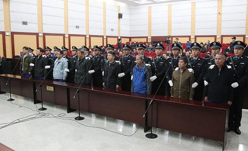 这是青岛市黄岛区人民法院庭审现场（11月30日摄）。当日，青岛市黄岛区人民法院对青岛“11·22”中石化东黄输油管道泄漏爆炸特别重大事故相关的4起刑事案件一审宣判，14名被告人被判处三年至五年不等的刑罚。