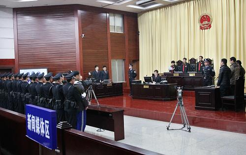 这是青岛市黄岛区人民法院庭审现场（11月30日摄）。