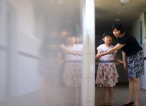 江西南昌一对父母疑似虐待脑瘫患儿妇联提供心理咨询援助