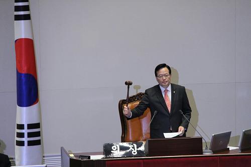 11月30日，在韩国首都首尔，韩国国会议长郑义和主持国会全体会议。韩国国会11月30日召开全体会议，表决并通过了中韩自贸协定（FTA）批准案。