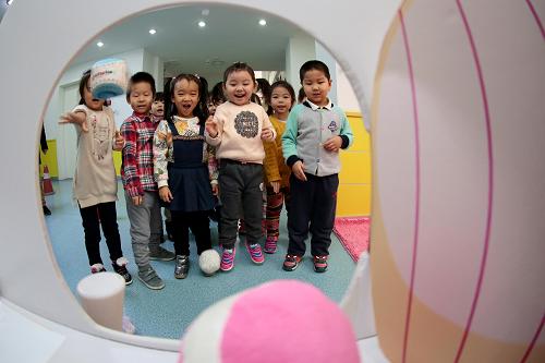 12月1日，天津市和平区第五幼儿园小朋友在室内参加投沙包活动。当日，天津出现严重污染天气，市区天空阴沉，雾霾笼罩。天津市一些学校、幼儿园取消室外体育活动，开展丰富多彩的室内活动。
