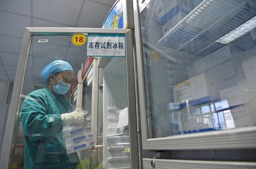 12月1日，第三军医大学新桥医院国家艾滋病确诊实验室内，医生在冰箱内拿取检测试剂。