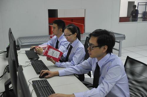 12月1日，在深圳前海湾保税港区跨境电商集中监管中心，深圳出入境检验检疫局工作人员通过“跨境电商监管系统”对进口商品进行抽检。新华社记者 鲁鹏 摄