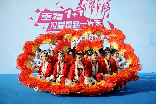 12月2日，在陕西西咸新区清华大学附属中学秦汉学校操场，咸阳特殊教育学校的学生表演舞蹈《中国美》。