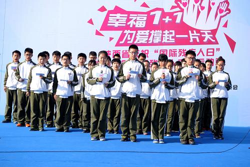12月2日，陕西西咸新区清华大学附属中学秦汉学校的学生在宣读“芬芳誓言”。