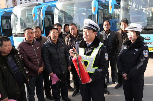 12月2日，河南洛阳汝阳县交警在洛阳交运集团汝阳分公司向司机讲消防器材使用。