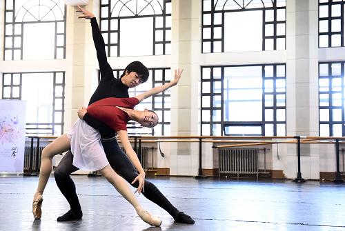 12月2日，演员邱芸庭（前）、孙瑞辰在中央芭蕾舞团排练芭蕾《四季》。中央芭蕾舞团新创交响芭蕾作品《四季》将于12月12日至13日在北京天桥剧场上演。在交响芭蕾《四季》中，芭蕾演员用肢体语言演绎“梅兰竹菊”，与交响乐的“春夏秋冬”四季交相呼应，通过音乐之美、舞蹈之美来展示自然之美。